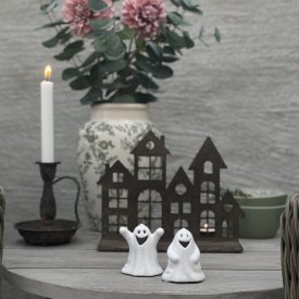 Två små vita dekorationsfigurer i keramik i form av spöken, modellen Spöke Lilla Boo från Wikholm Form, vackert stylade på ett g