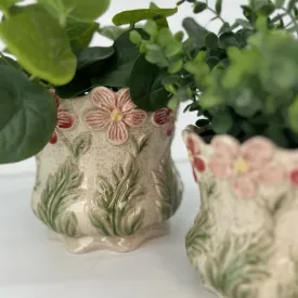 Romantisk kruka i stengods med blomstermotiv från Miljögården fylld med blommor.