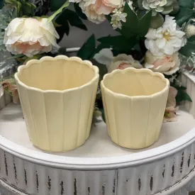 Krukset Edna ljusgul på ett sidobord – Wikholm Form