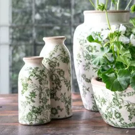 vas-Ulla-vit-stengods-med-grönt-blommönster-från-Wikholm-Form