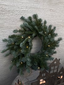 Tät julkrans med belysning 1005133 från A Lot Decoration med naturtrogna granriskvistar och varmvita små LED-lampor