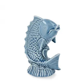 Blå mönstrad keramikfisk stående på en böljande våg som marin bordsdekoration från A lot decoration, höjd 18 cm.