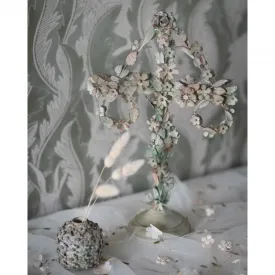 Midsommarstång floral green, en vacker centerpiece på ett bord..