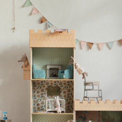 armchairs-furnished-in-the-castle