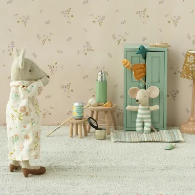 wardrobe-for-mice-family