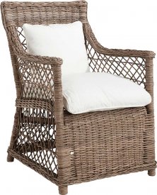 fåtölj-i-rotting-med-naturvit-byna