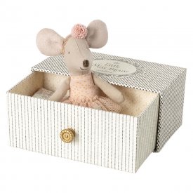 dance-mouse-little-sister-in-daybed