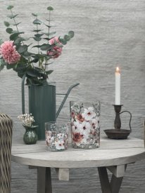Lykta och vas Autumn Anemone 180743 och 180744 från Majas Cottage på ett rustikt träbord med levande ljus och grön vattenkanna