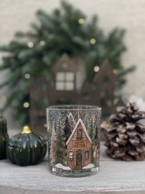 Stämningsfull ljuslykta Rustic Cottage från Majas Cottage med motiv av en julsnöklädd trästuga, vackert stylad på ett ljust träb