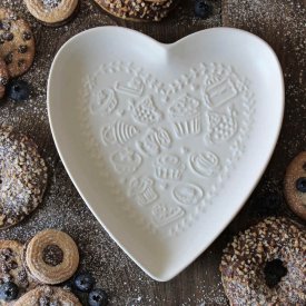 white-heart-dish-with-embossed-fika-pattern
