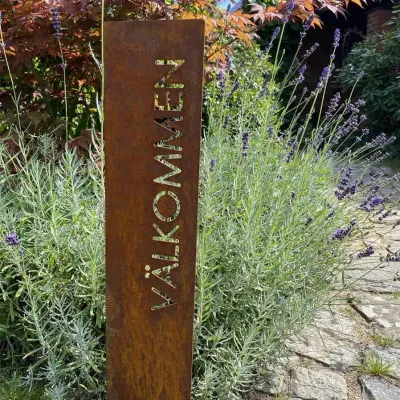 Skylt Välkommen, Stick i marken, Rost - Eldgarden