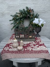 Bordslöpare Sonia Röd 40x145 cm från Fondaco med klassiskt blommönster på ett dukat höstbord med ljushus och keramikpumpor