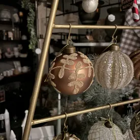 julkula-i-brunt-med-glittrigt-bladmönster