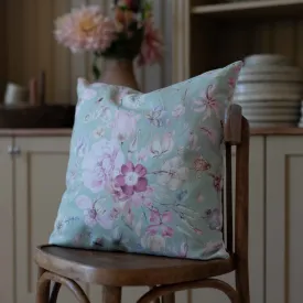 Alma Kuddfodral i grönt med romantiskt blommönster på en stol från Fondaco.