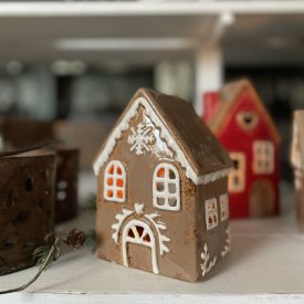ceramic-gingerbread-house-for-tealight