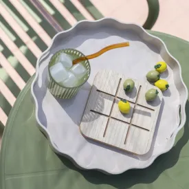 tre-i-rad brädspel på en bricka utomhus – Wikholm Form