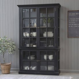 svart-vitrinskåp-med-fyra-dörrar