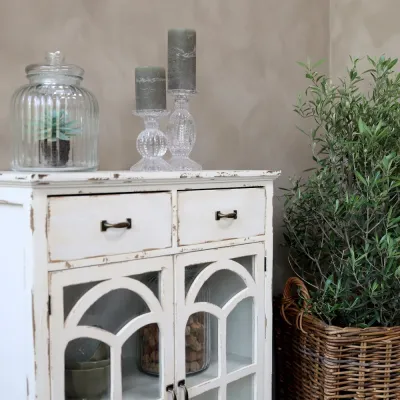 Vitrinskåp med lådor och korslagda bågar, Creme - Chic Antique