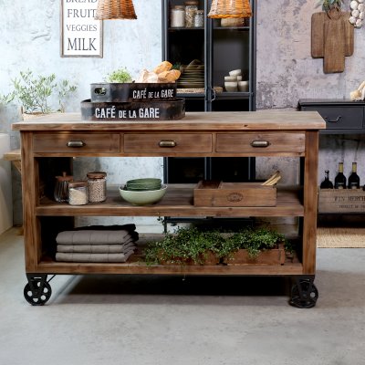 Köksö i trä på svarta hjul från Chic Antique i köksmiljö med rustik och industriell karaktär.