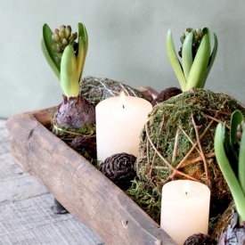 bordsdekoration-grimaud-snidad-träbricka