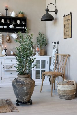 Klassisk fransk matstol från Chic Antique i naturträ med kryssrygg i en lantlig köksmiljö.
