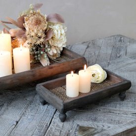 wooden-table-decoration-on-feet-