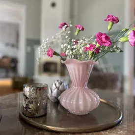 Rosa glasvas flora på ett fat på soffbordet från Wikholm Form