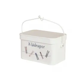 Liten vit plåtburk Ivar för klädnypor från Strömshaga med handtag och krok för upphängning på tvättlinan.
