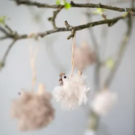 Hängande fluffiga hönor i beige eller brun i påskris från Wikholm Form