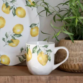 Klassisk cremevit porslinsmugg Maison Citron med handtag och mönster av gula citroner, volym 390 ml.