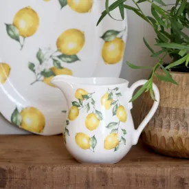 Mjölkkannan Maison Citron från Chic Antique på en köksbänk