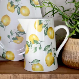 Porslinskanna Maison i cremevitt med citroner från Chic Antique på en träbänk.