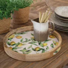 Bricka Tours med citroner på ett bord med en kanna med bestick