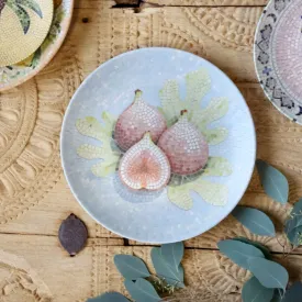 Middagstallrik Chartres Mosaik med fikon på ett bord från Chic Antique.