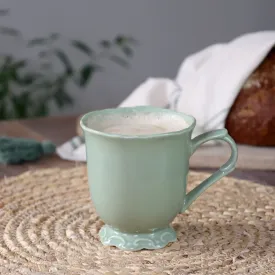 Mugg Provence i färgen Verte från Chic Antique med kaffe på ett bord