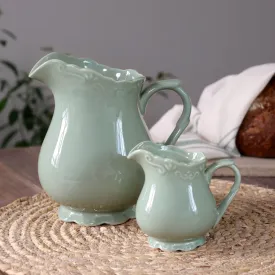 Ljusgrön porslinskanna Provence som rymmer 1,1 liter från Chic Antique, gräddkannan i förgrunden.