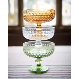 Coupéglas Elly i tre färger staplade på bord – Wikholm Form