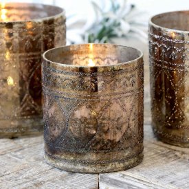 ljuslykta-i-glas-med-präglat-mönster