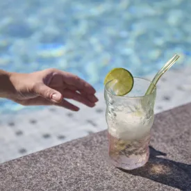 sugrör-grönt-glas-med-böjd-topp