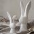 kanin-i-vit-keramik-med-slokande-öra