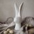 kanin-i-vit-keramik-med-öronen-på-skaft
