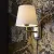 vägglampa-classic-antiksilver-inkl.-skärm-mot-tapet
