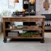 Köksö i trä på svarta hjul från Chic Antique i köksmiljö med rustik och industriell karaktär.