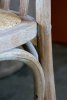 Detaljbild av sits och ryggstöd på franska matstol med kryssrygg från Chic Antique.