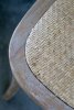 Detaljbild av den flätade sitsen för fransk matstol med kryssrygg från Chic Antique.