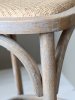 Detaljbild av ben och lite sits för fransk barstol från Chic Antique.