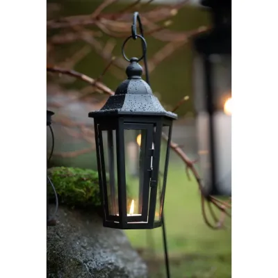 Dawn svart lykta i trädgårdsmiljö - Wikholm Form