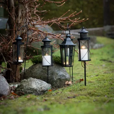 Svarta lyktor i trädgårdsmiljö - Wikholm Form