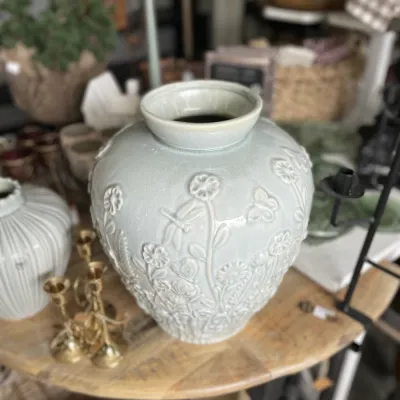 stor-vas-odonata-i-keramik-med-ljusblå-glasering