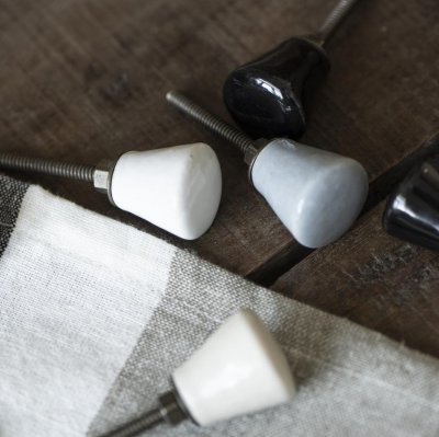 konisk-knopp-i-grå-keramik